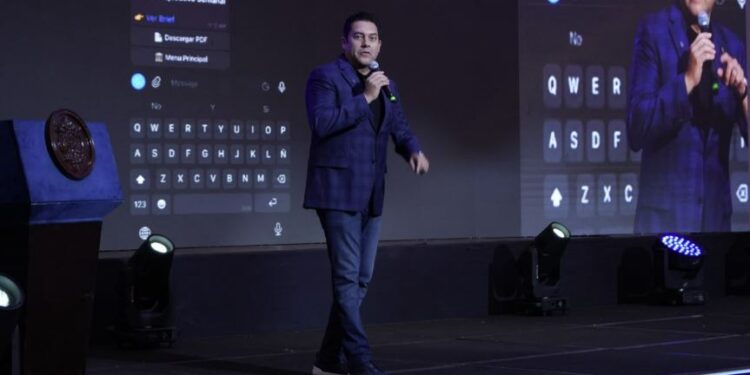 Juan Diego Zelaya impulsa la formación tecnológica con 15,000 becas de Amazon Web Services para desarrollar el talento digital