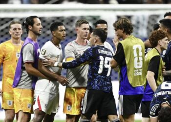 El “coscorrón” que Jude Bellingham le pegó a Valentín Barco tras la épica victoria de Argentina sobre Inglaterra en el Mundial