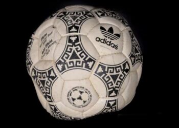 Subastan la pelota con la que Maradona anotó sus históricos goles ante Inglaterra en México 86