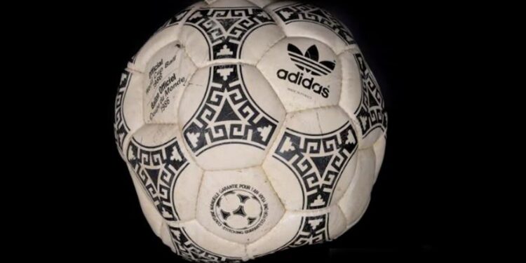 Subastan la pelota con la que Maradona anotó sus históricos goles ante Inglaterra en México 86
