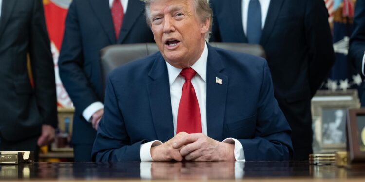 Trump dice que EE.UU. investiga si Irán tiene drones almacenados en Cuba