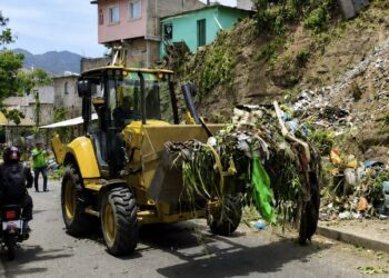 AMDC retira 57 toneladas de desechos sólidos durante megaoperativo de limpieza en la salida al oriente