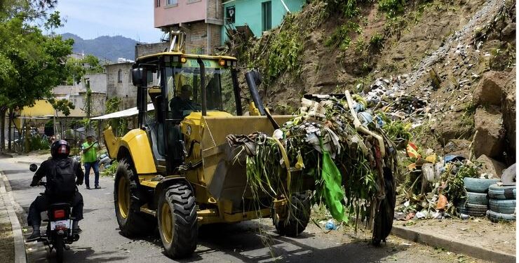 AMDC retira 57 toneladas de desechos sólidos durante megaoperativo de limpieza en la salida al oriente