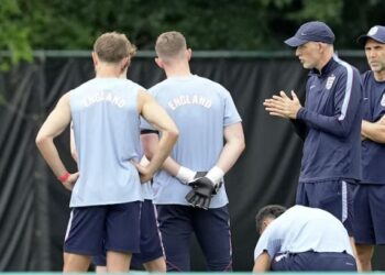 Tensión en el Mundial: detuvieron a un hombre que irrumpió armado con una herramienta en la concentración de Inglaterra