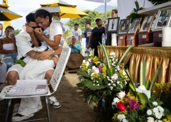 «No es nada fácil», un venezolano despide a su madre, su esposa, dos hijas y su sobrino