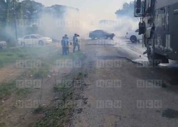 ¡Batalla campal! Con gas lacrimógeno desalojan toma de carretera en El Progreso