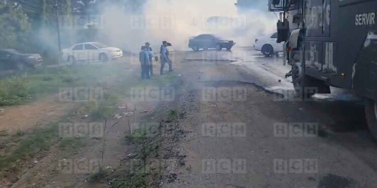 ¡Batalla campal! Con gas lacrimógeno desalojan toma de carretera en El Progreso
