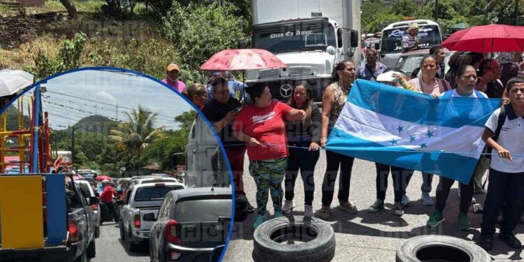 ¡Caos vial! Protestan en carretera a Olancho por el despido de vigilantes en un centro educativo