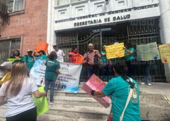 ¡Con un plantón! Piden al gobierno no quitar fondos a asociación que brinda atención a menores con discapacidad