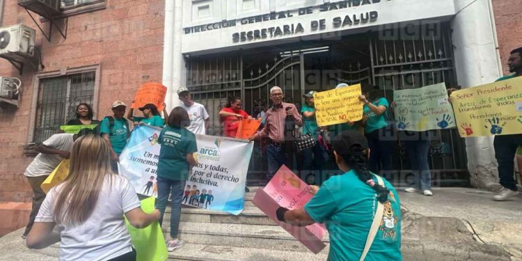 ¡Con un plantón! Piden al gobierno no quitar fondos a asociación que brinda atención a menores con discapacidad
