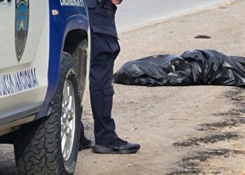 ¡Dantesco! Lanzan un “embolsado” a orilla de una calle en La Lima