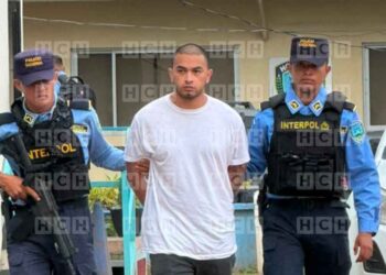 ¡Del avión al mamo! Llega deportado supuesto marero que habría ejecutado masacre en Copán