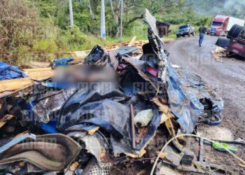 ¡Desgracia vial! Dos muertos, deja aparatoso volcamiento de rastra en Olancho