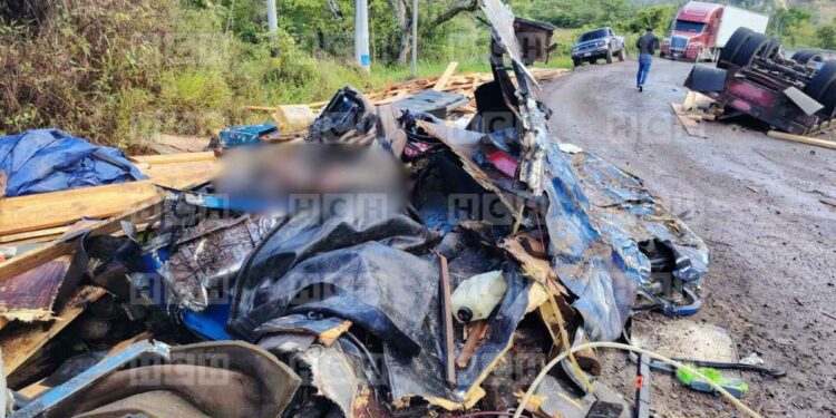 ¡Desgracia vial! Dos muertos, deja aparatoso volcamiento de rastra en Olancho
