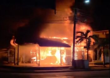 ¡Lamentable! Pavoroso incendio arrasó negocio de comida en Puerto Cortés