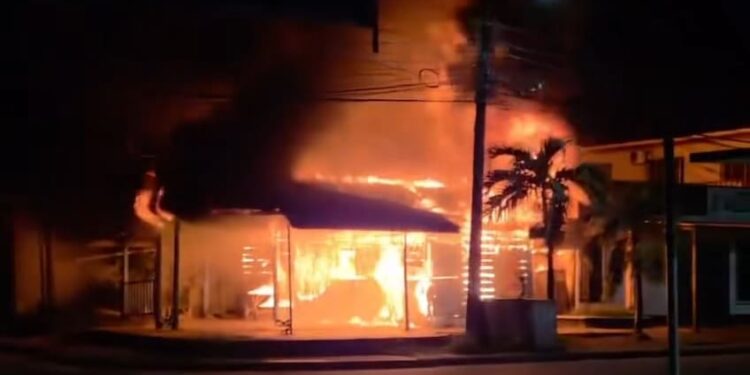 ¡Lamentable! Pavoroso incendio arrasó negocio de comida en Puerto Cortés