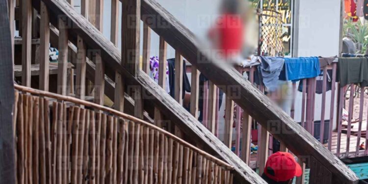 ¡Monstruoso castigo! Indignan imágenes de una menor amarrada del cuello por su padrastro