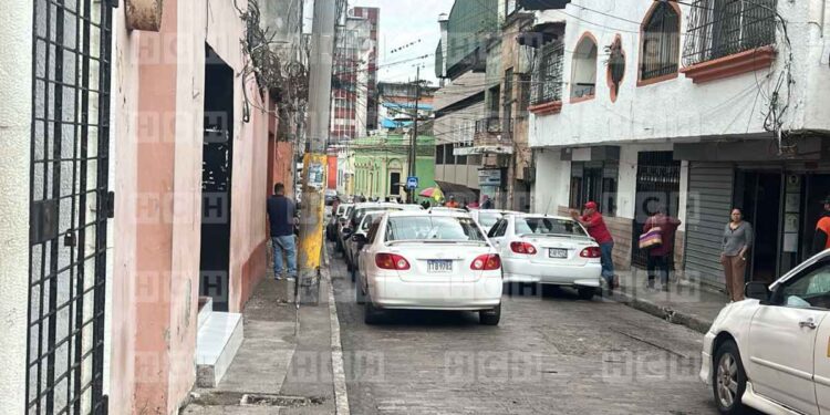 ¡Multas y decomisos! Taxistas denuncian desalojo del punto de la 21 de octubre – Centro
