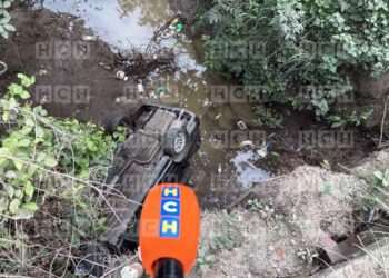 ¡Salió volando! Conductor perece tras caer desde puente en aldea Mateo