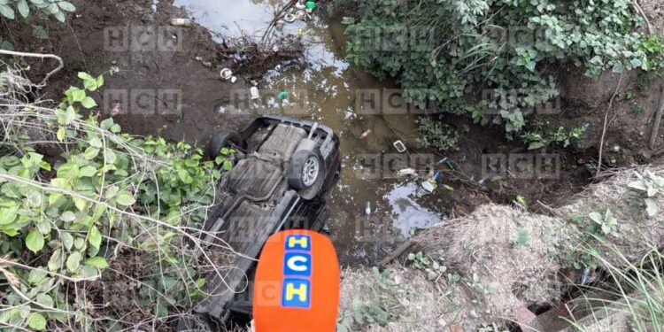 ¡Salió volando! Conductor perece tras caer desde puente en aldea Mateo