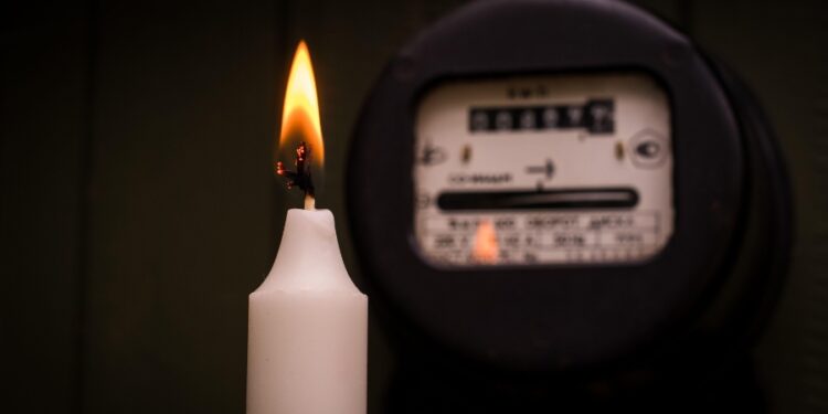 ¡Se va la luz… y el dinero! Apagones provocan pérdidas superiores a $90 millones en Honduras este año