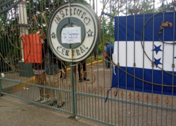 ¡Tomado el Central! Dos colegios magisteriales rechazan despidos del personal de Servicio Civil