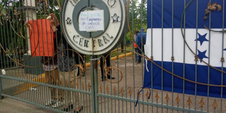 ¡Tomado el Central! Dos colegios magisteriales rechazan despidos del personal de Servicio Civil