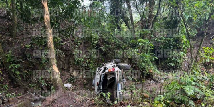¡Tragedia! Dos muertos al volcar carro desenfrenado en Gracias, Lempira