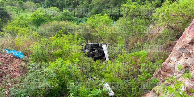 ¡Vivos de milagro! Dos heridos tras caer camioncito a un abismo de la Cuesta El Chile